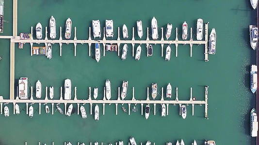 青岛海边的游艇航拍4K视频视频的预览图