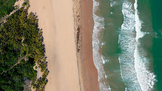 4k无人机俯拍三亚蔚蓝的大海视频的预览图