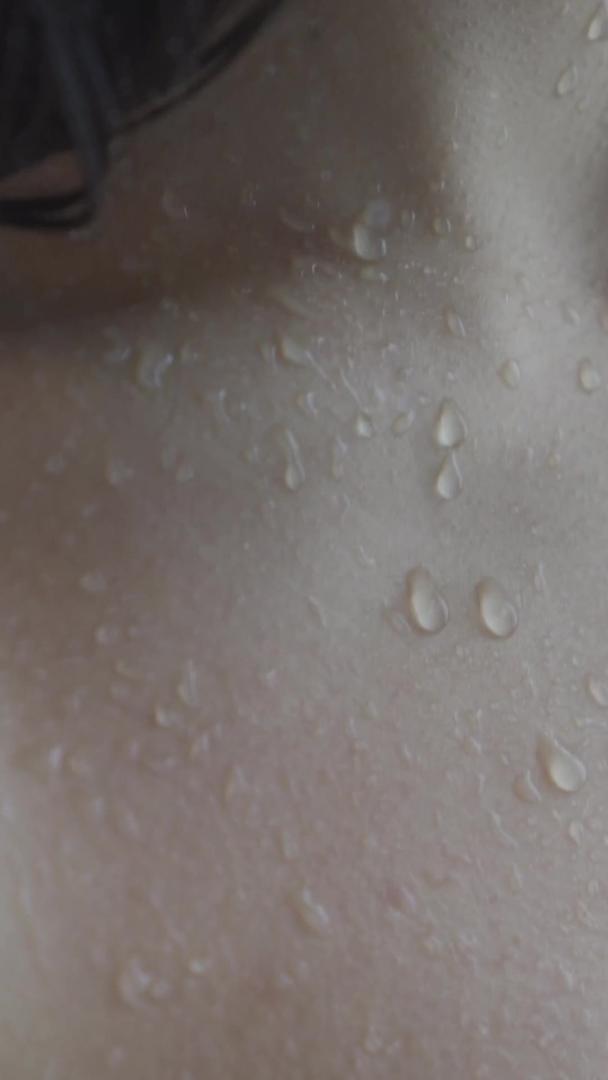 美女淋浴露洗发水广告空间视频的预览图