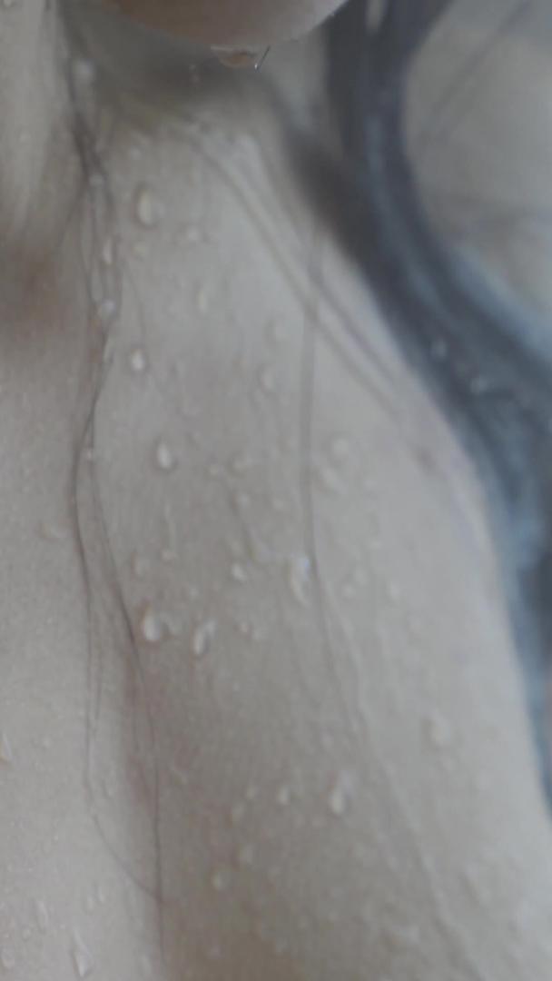 美女淋浴露洗发水广告空间视频的预览图