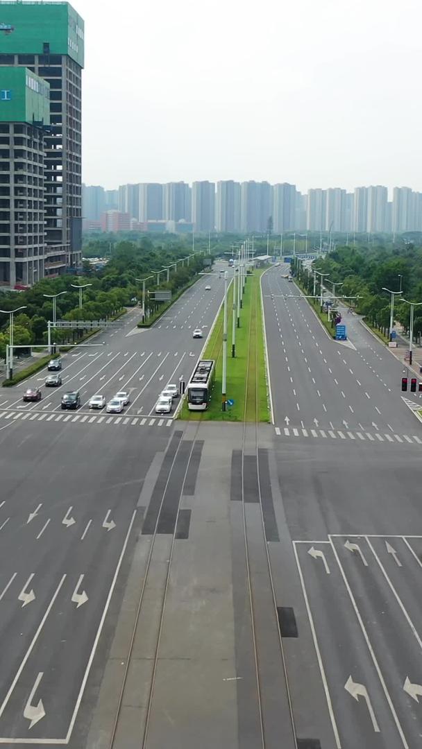 南京金融商务区轻轨交通航拍视频的预览图