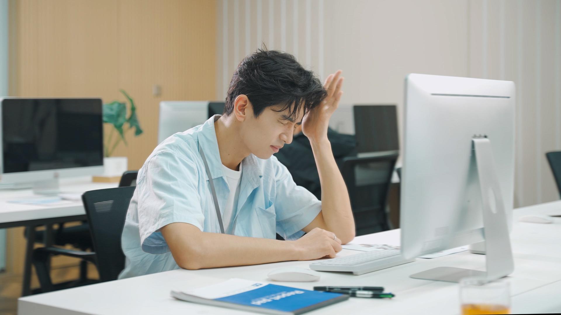 4k健忘办公室男性职场焦虑工作视频的预览图