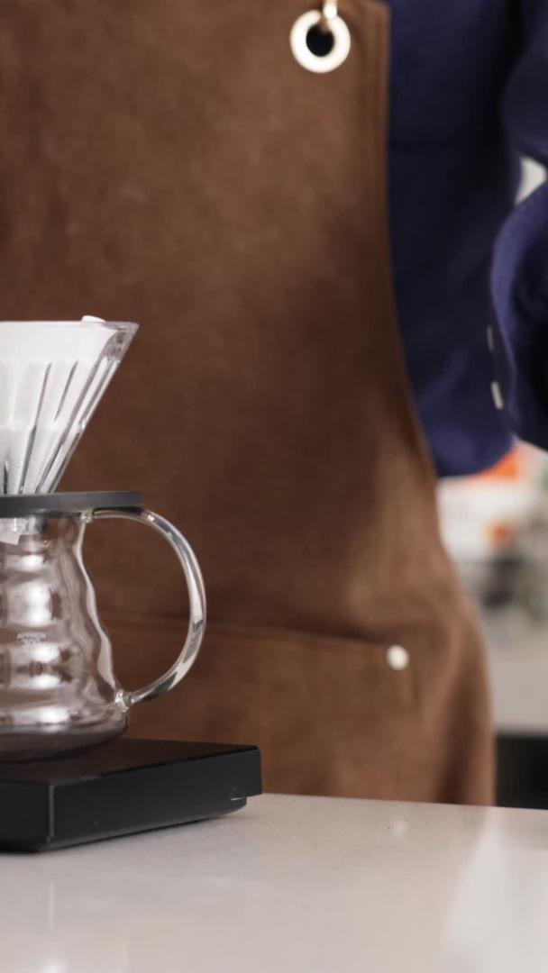 咖啡师用滤纸冲泡咖啡视频的预览图