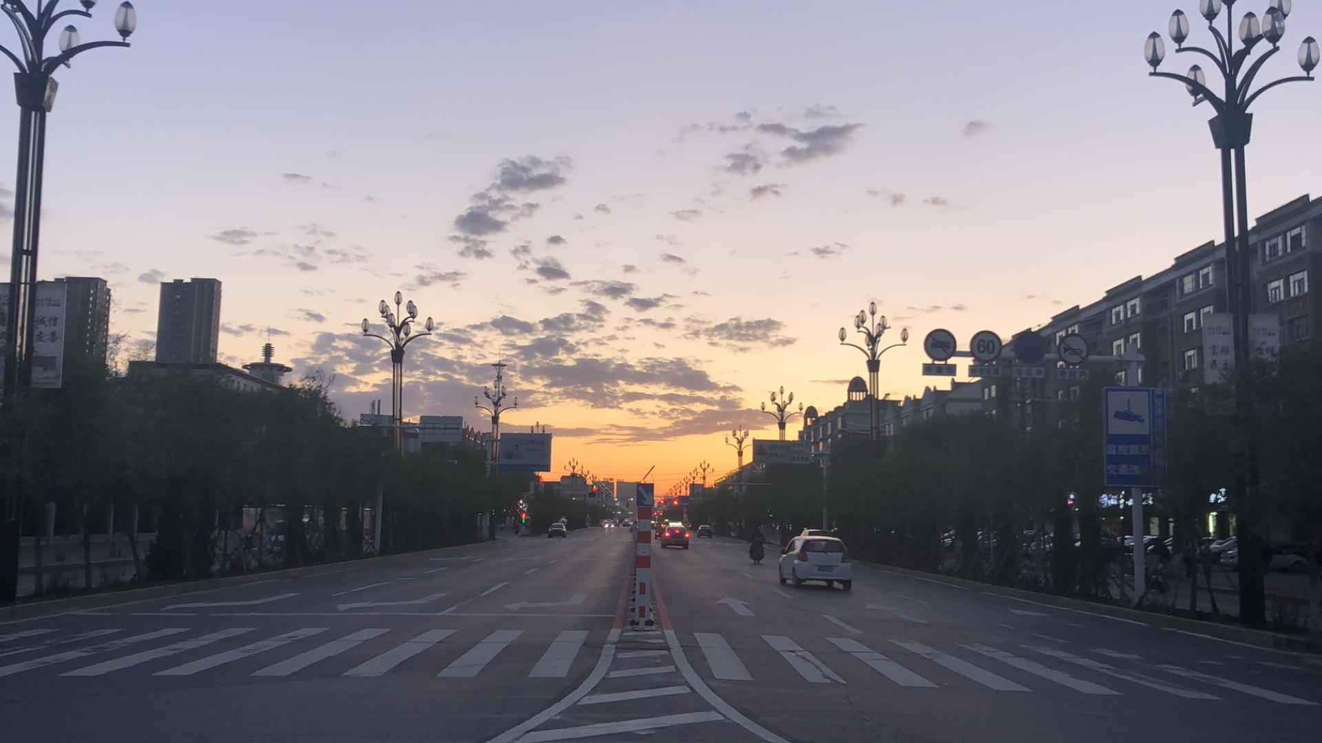 4K拍摄街道路口日落转夜晚延时摄影视频的预览图