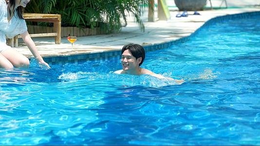4k夏日情侣男生在泳池游泳玩耍视频的预览图