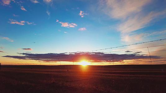 4k60帧延时拍摄鄂尔多斯草原地平线上日落的景象视频的预览图