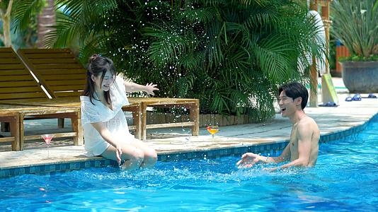 4k夏日泳装情侣在泳池玩水视频的预览图