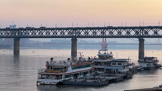城市江景游船码头交通道路桥梁车流4k素材视频的预览图