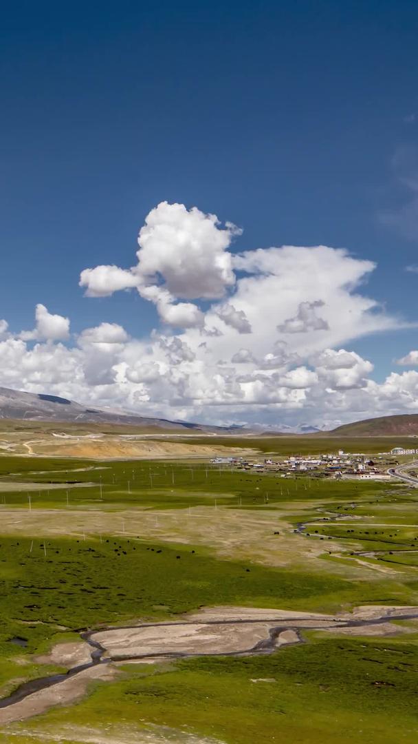 西藏317国道平原延时雪山晴空素材视频的预览图