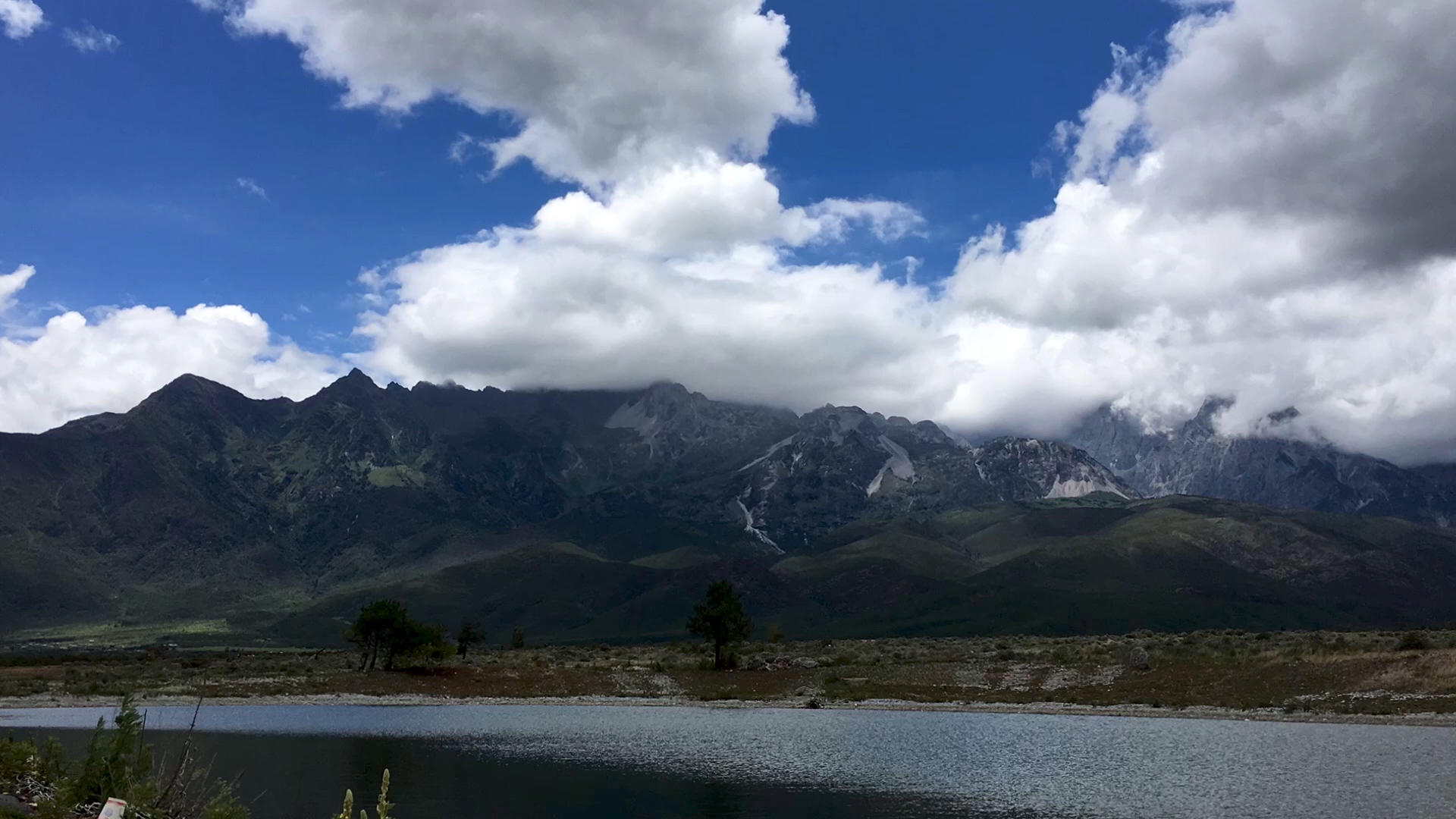 湖面雪山蓝天白云延时摄影视频的预览图