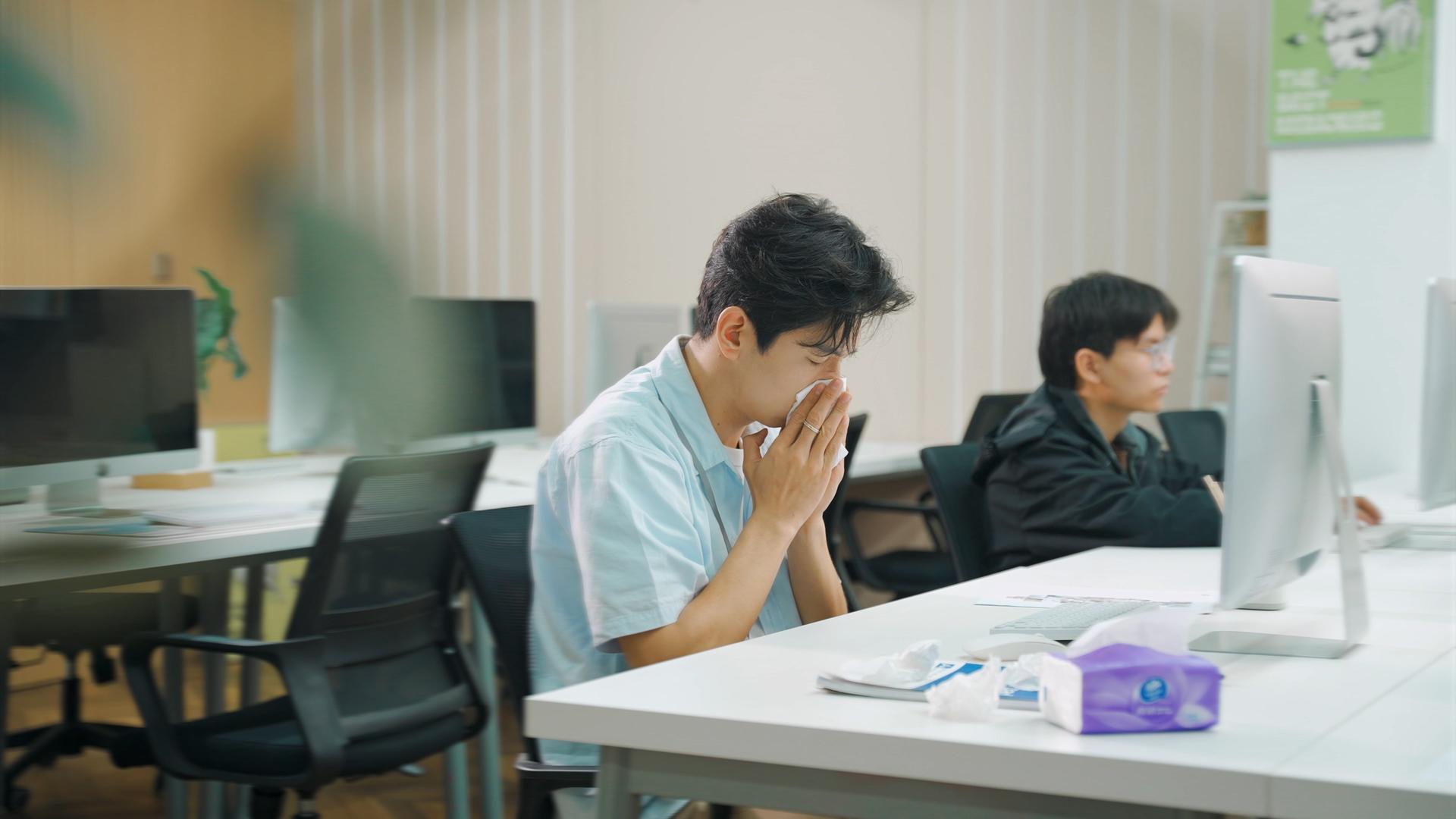 4k男性职场办公流行病感冒流感视频的预览图