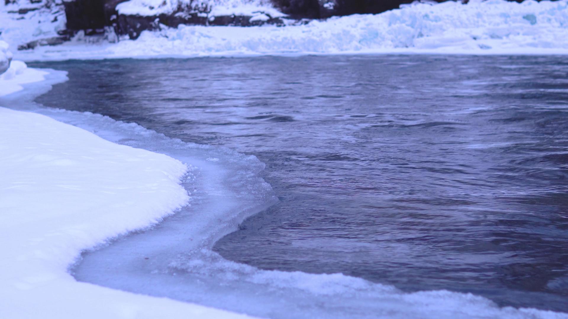 冰雪河水溪流流水视频的预览图