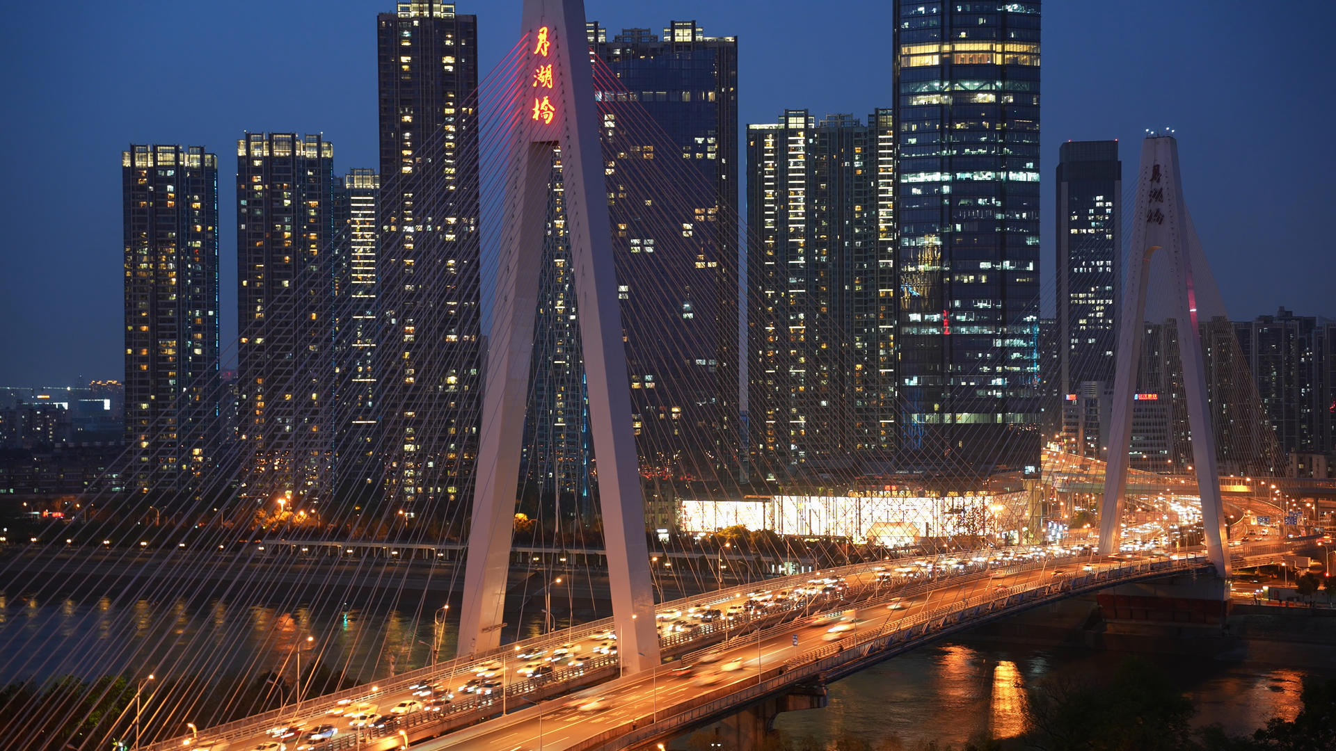 城市夜晚地标天际线高楼与道路桥梁交通车流4k素材视频的预览图
