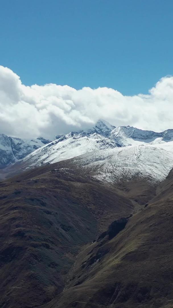 西藏昌都丁青风光连绵的雪山视频的预览图