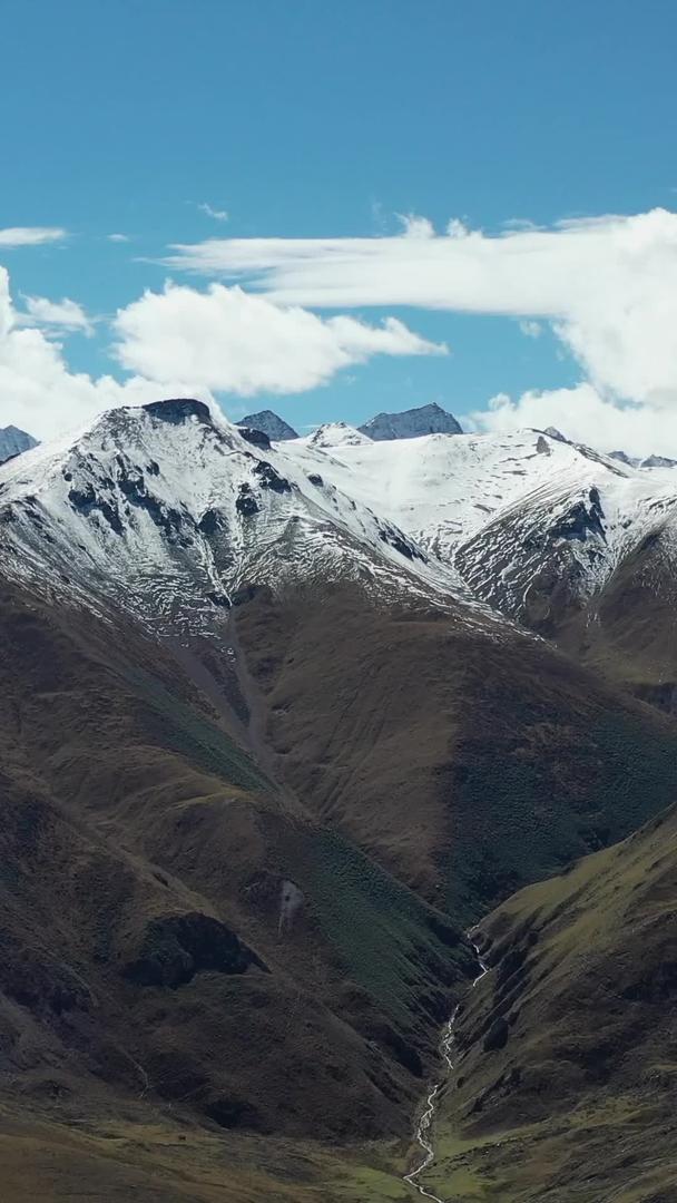 西藏昌都丁青风光连绵的雪山视频的预览图