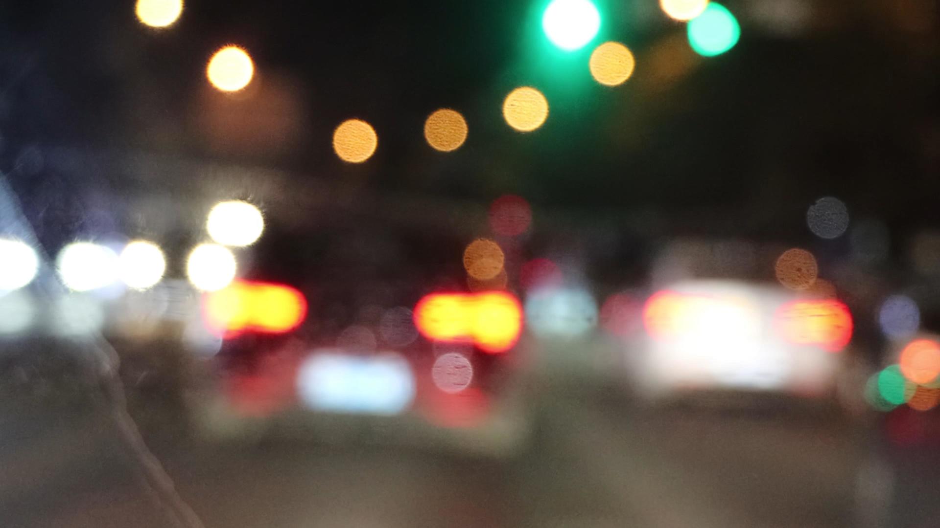 4K城市夜晚车流霓虹灯汽车灯晕实拍视频的预览图