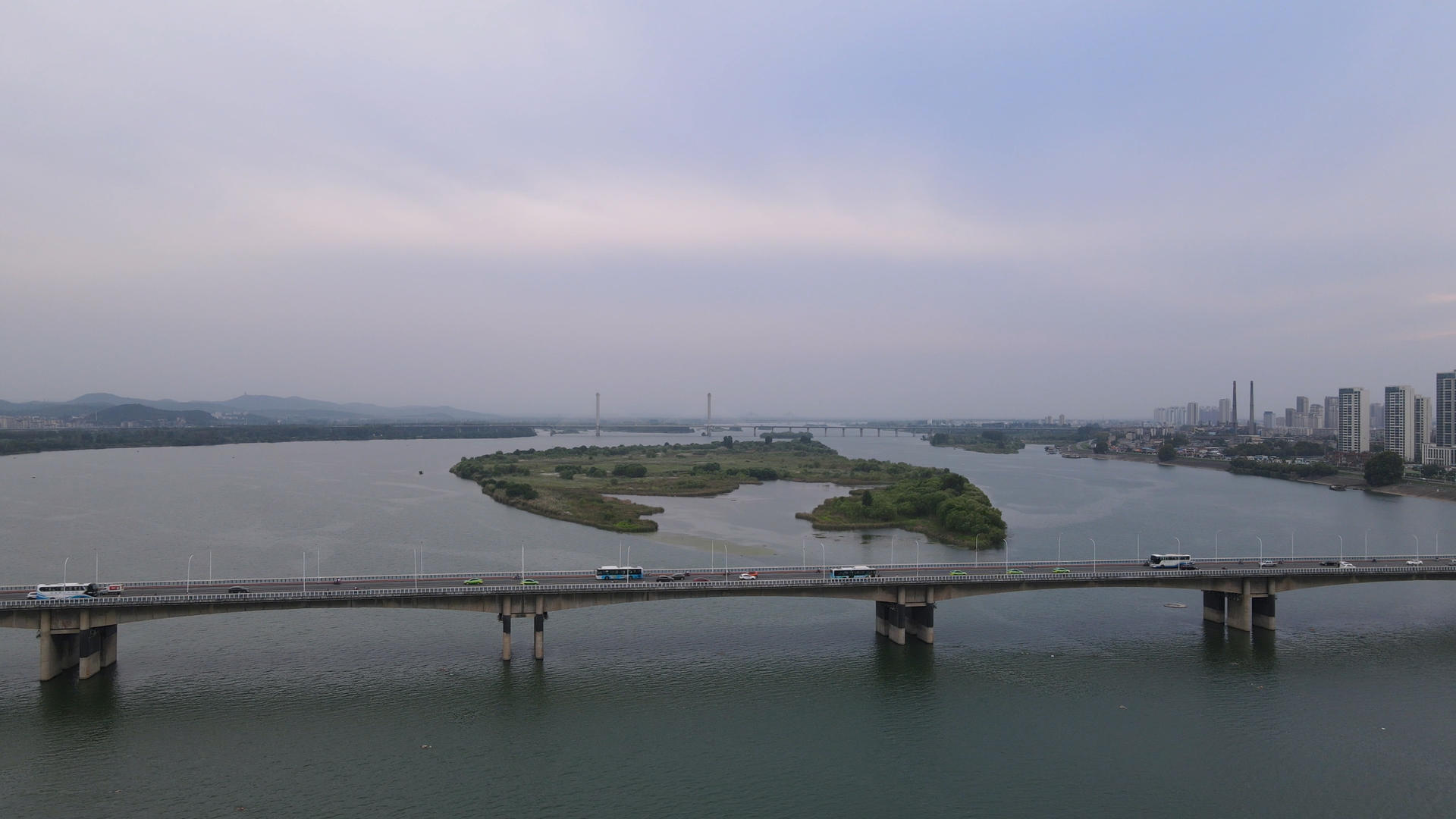 航拍湖北襄阳汉江大桥道路交通4k素材视频的预览图