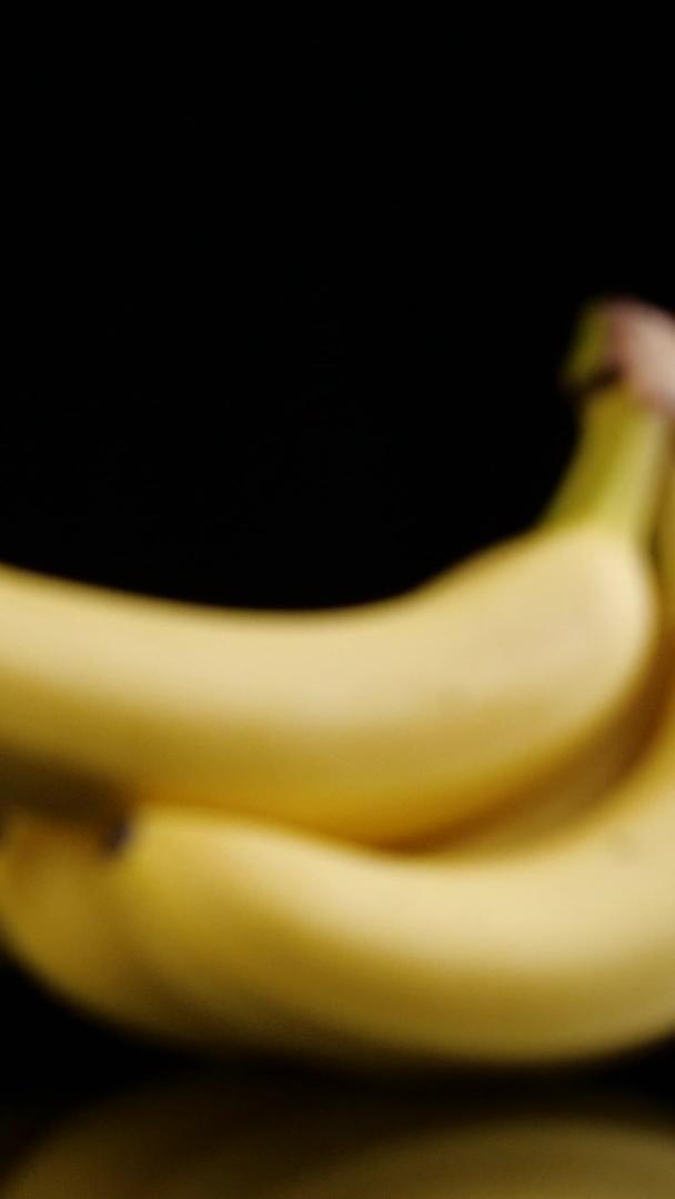 香蕉新鲜水果剥香蕉视频的预览图