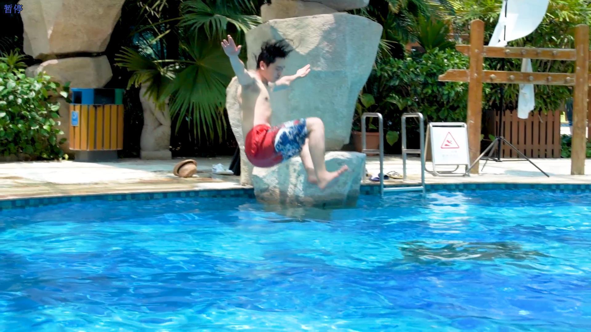 男生玩水跳到游泳池里升格视频视频的预览图