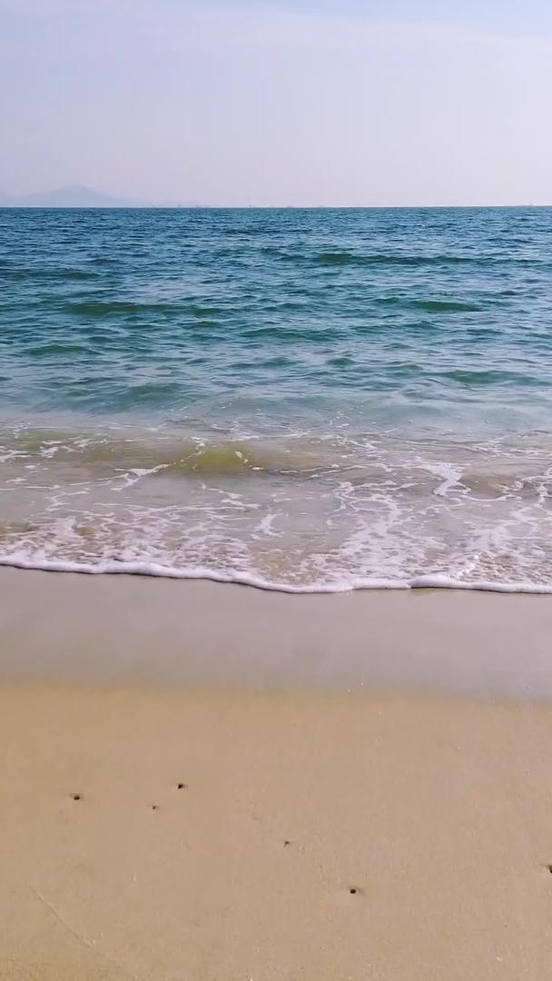 蓝海滩海滩海浪休闲娱乐素材视频的预览图