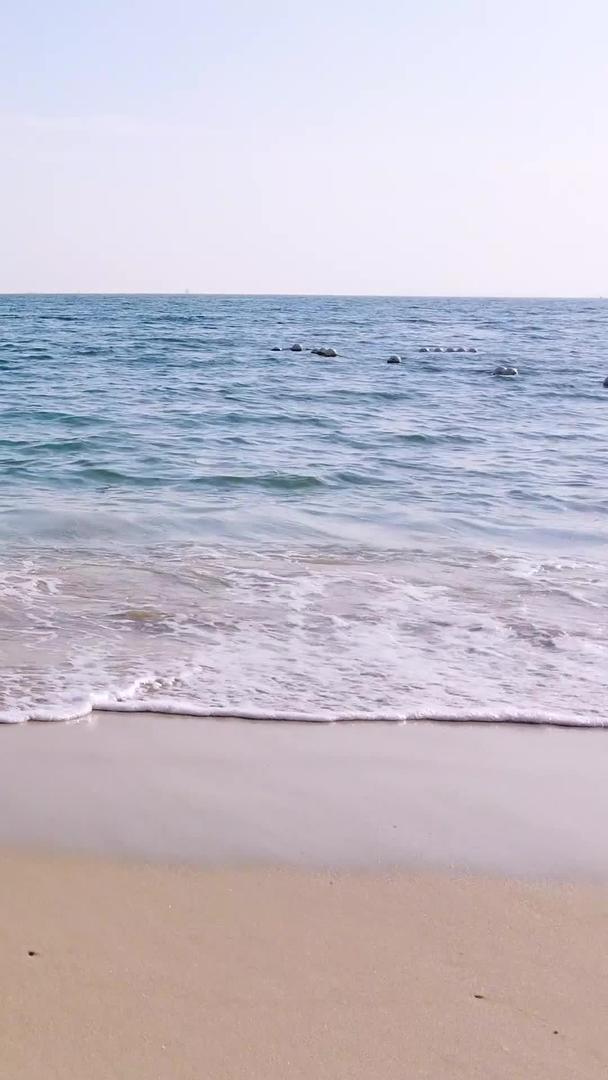 蓝海滩海滩海浪休闲娱乐素材视频的预览图