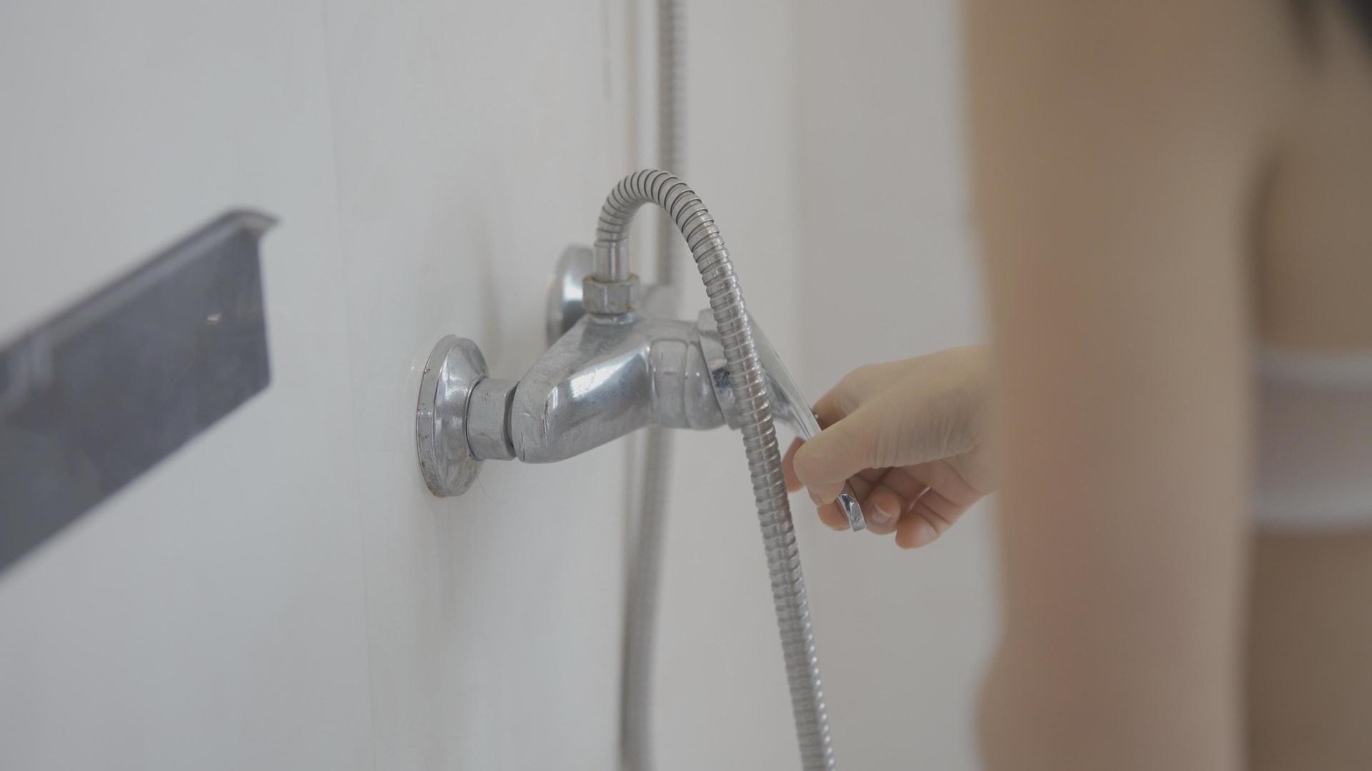 美女卫生间浴室洗头发洗澡淋浴视频的预览图