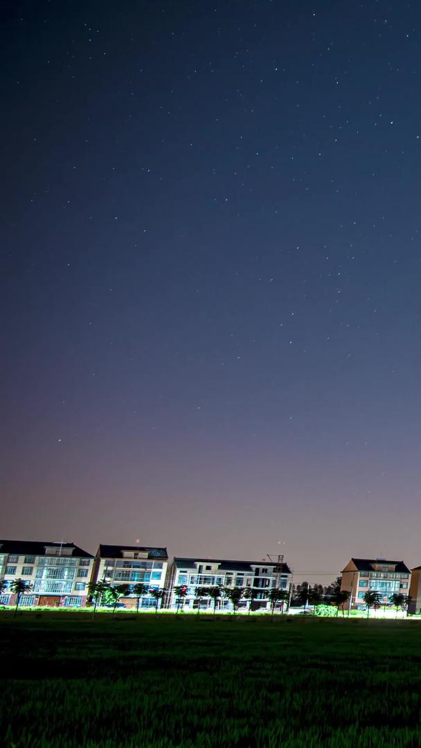 延迟拍摄小镇稻田夜景星空月升视频的预览图