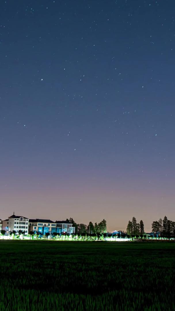 延迟拍摄小镇稻田夜景星空月升视频的预览图