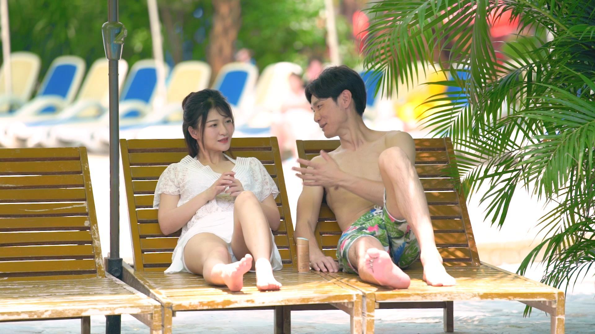 情侣躺在沙滩椅上聊天视频的预览图