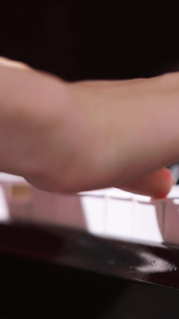 弹钢琴手细节特写视频的预览图