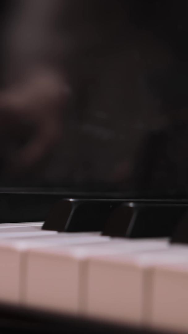 弹钢琴手细节特写视频的预览图