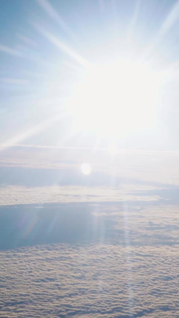 飞机上日出后的风景视频的预览图