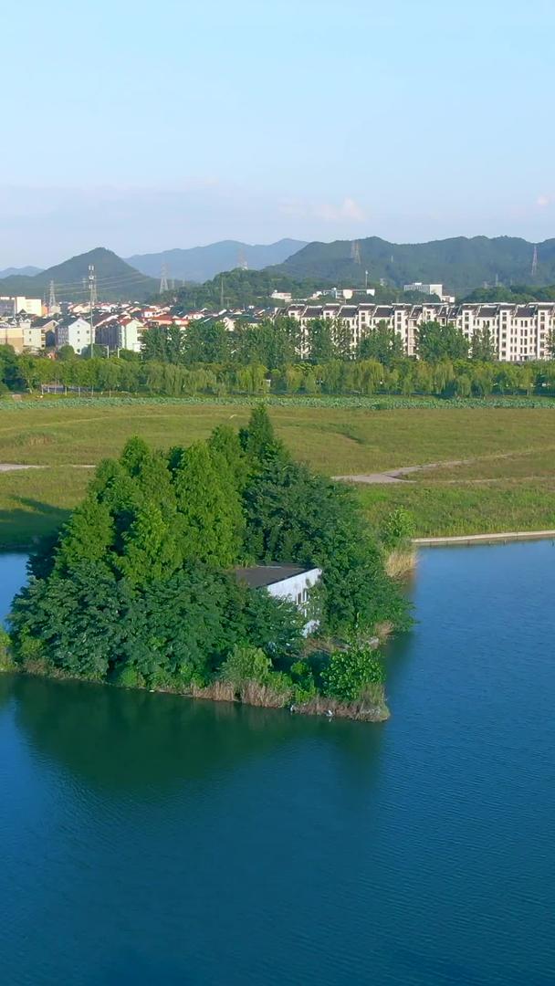 航拍夏日杭州湘湖旅游景区风景一角视频的预览图