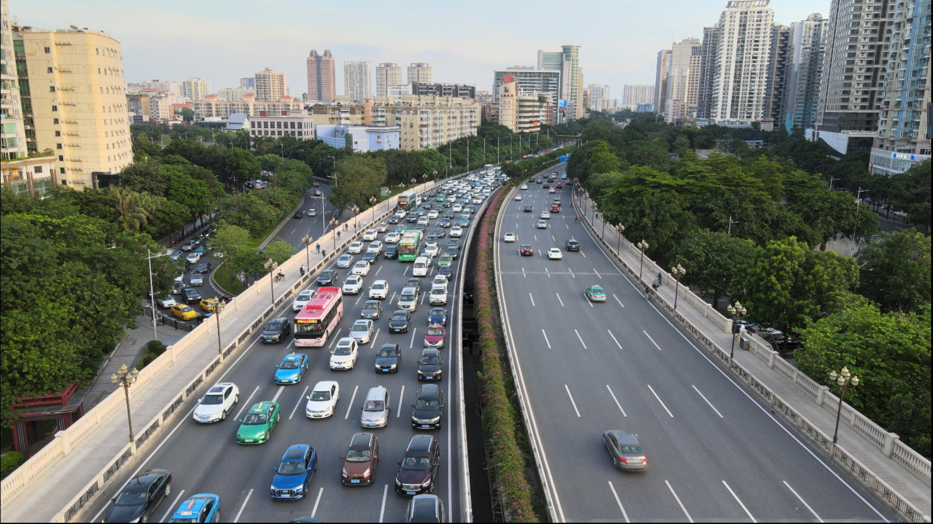 4k高清航拍广州的城市下班高峰车流车水马龙视频的预览图