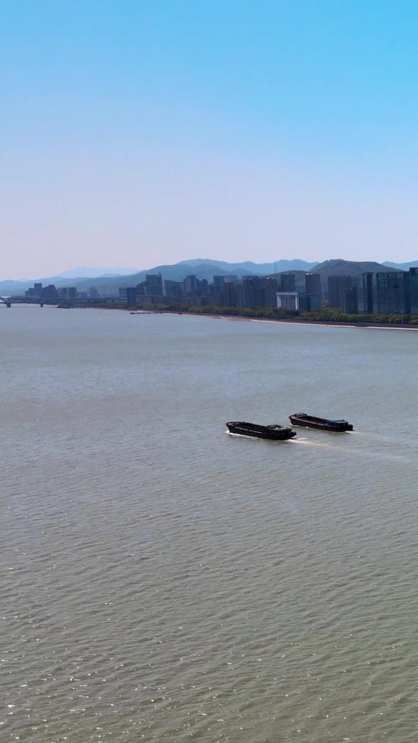 航拍杭州钱塘江货船运输远眺钱江新城蓝天视频的预览图