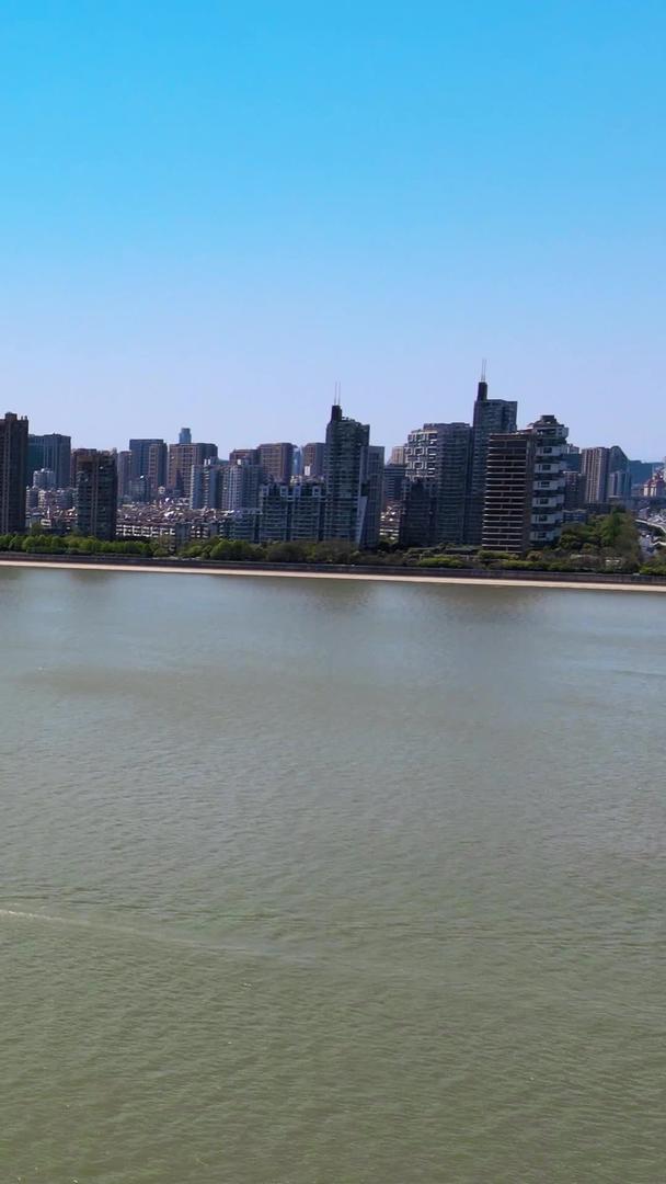 航拍杭州钱塘江货船运输远眺钱江新城蓝天视频的预览图