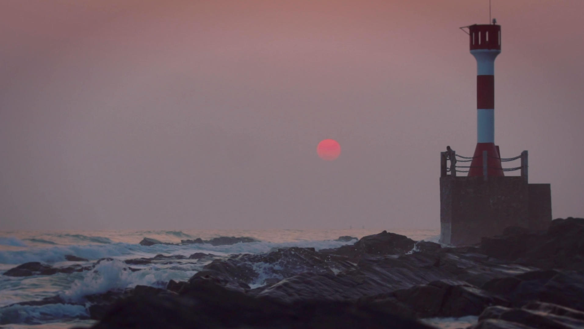 海上海浪灯塔视频的预览图