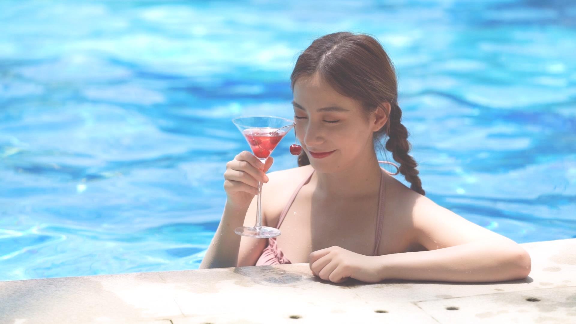泳池清凉美女泳池喝饮料消暑视频的预览图