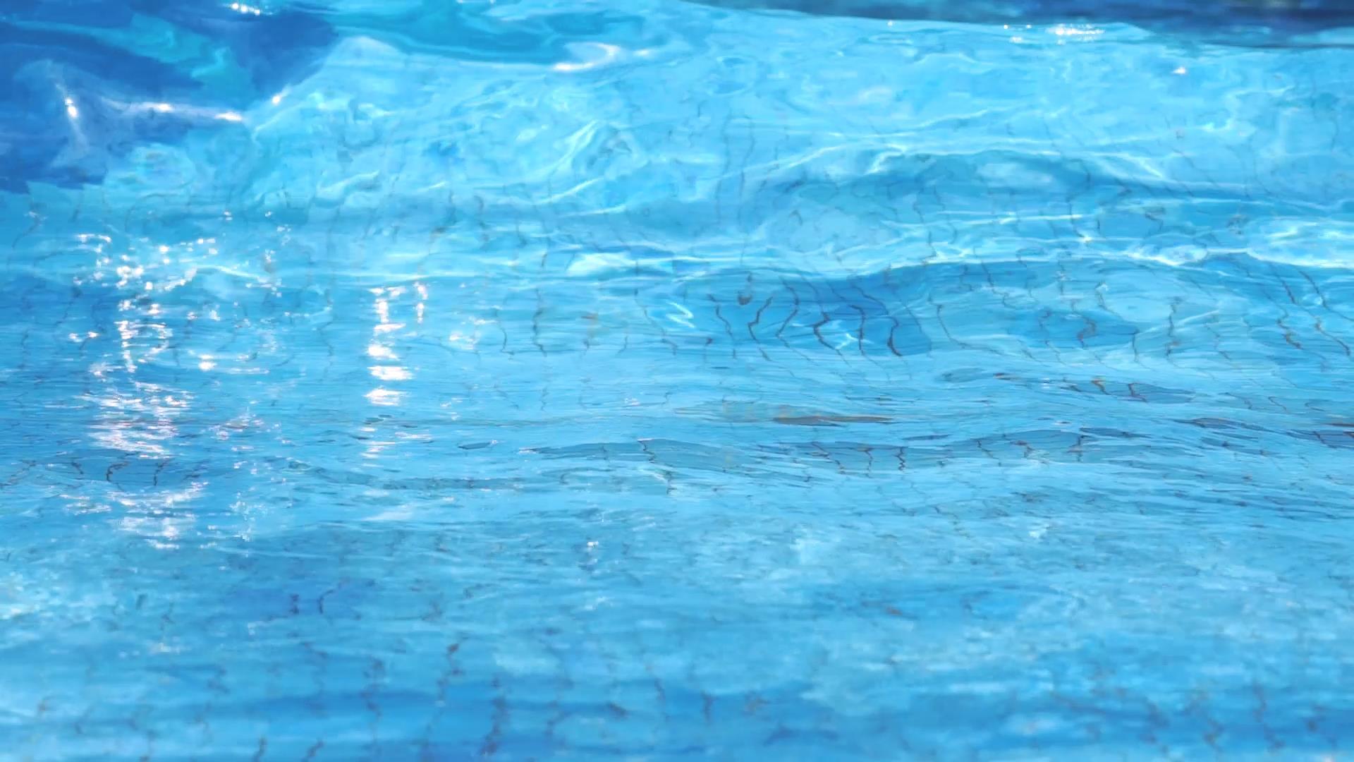 游泳池水花升格视频视频的预览图