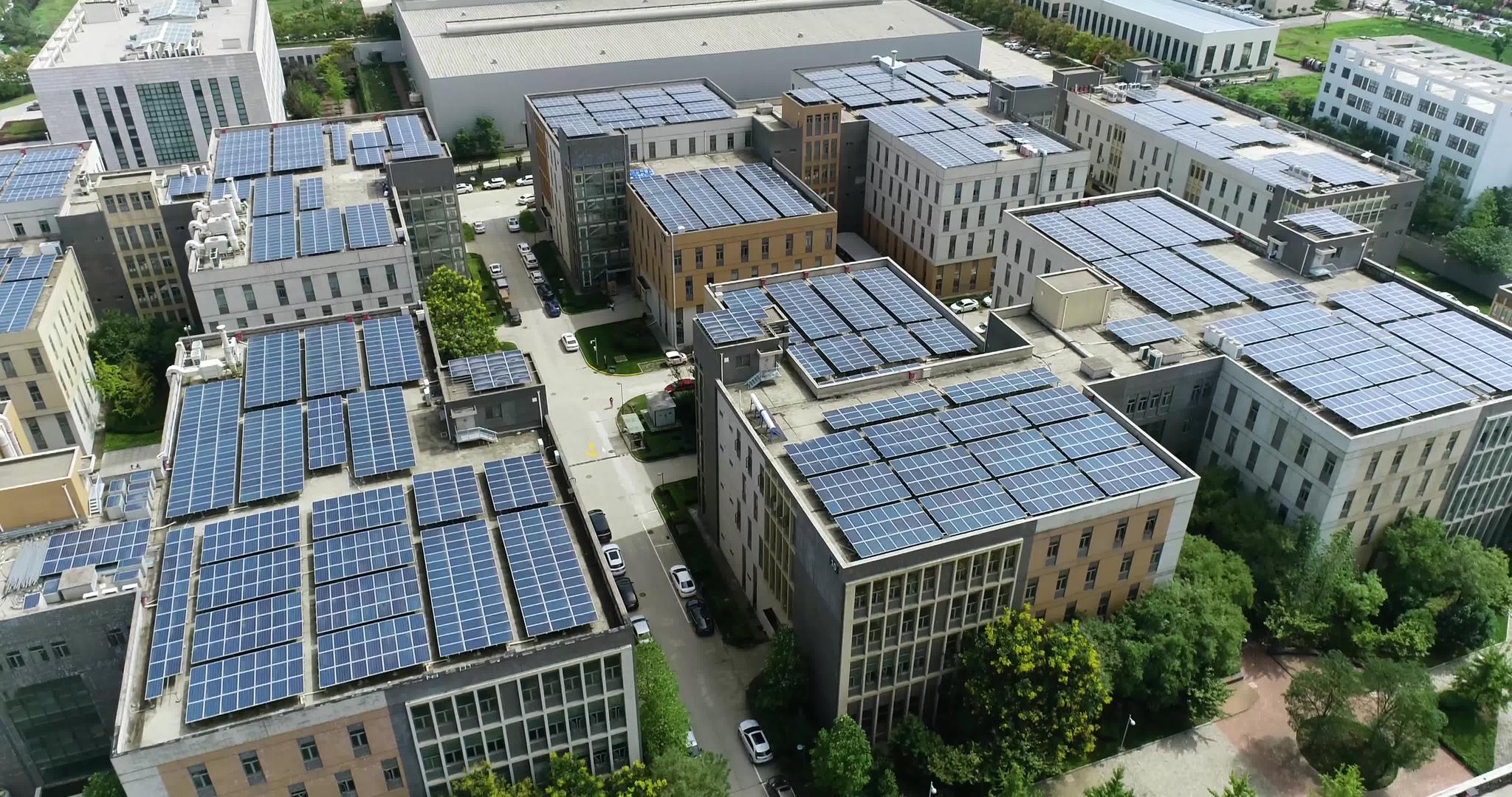 工厂屋顶太阳能发电航拍视频的预览图