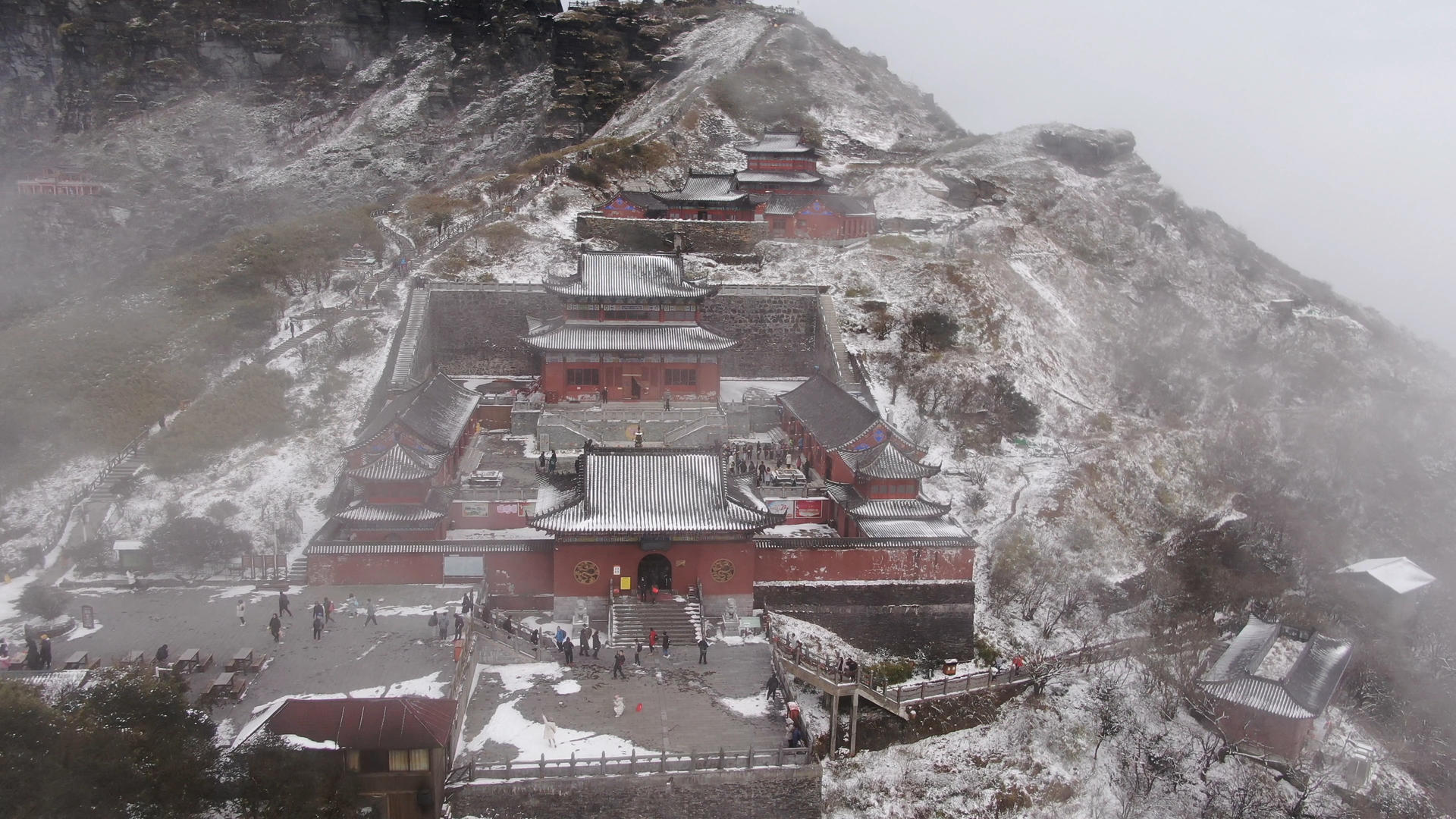 航拍梵净山承恩寺雪景视频的预览图