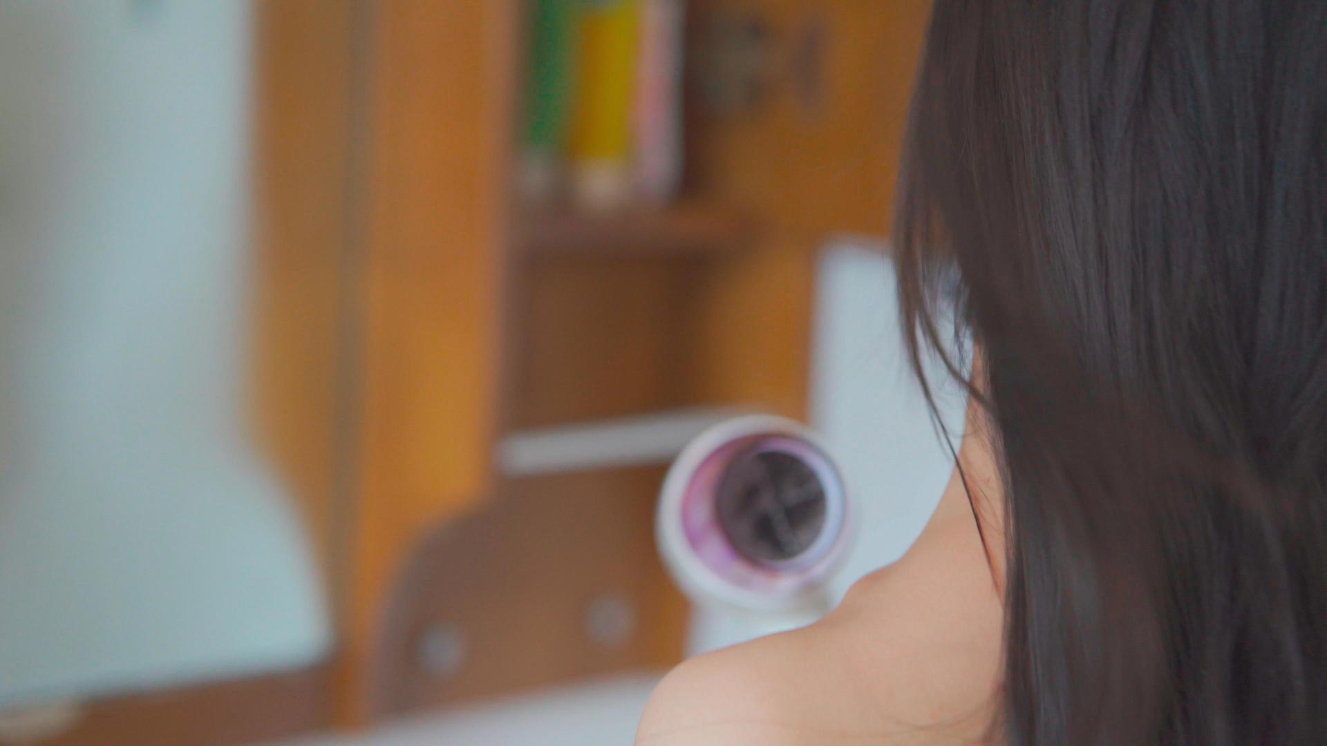 美女淋浴沐浴露洗发吹头发水广告空境视频的预览图