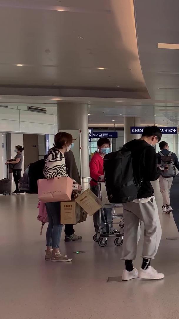 浦东机场T2航站楼乘客登机视频实拍【视频无肖像权请勿商业使用】视频的预览图