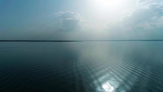 平静的湖面阳光反射航拍视频的预览图