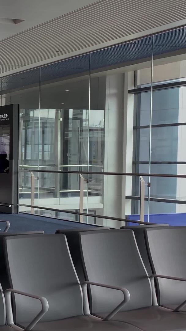 浦东机场T2航站楼乘客登机视频实拍【视频无肖像权请勿商业使用】视频的预览图