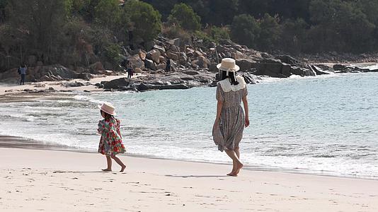 母亲节快乐的母亲和妇女在海边散步视频的预览图