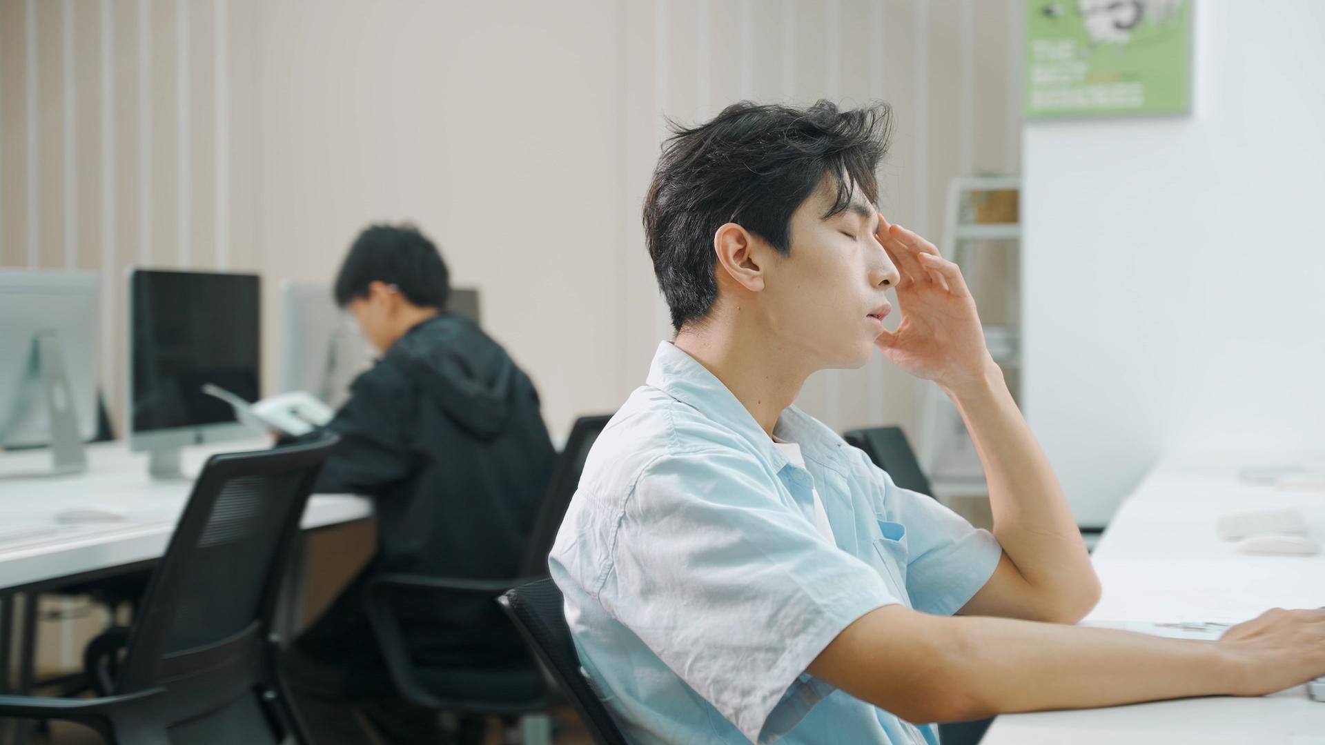 4k男性职场办公头痛精力不集中思考视频的预览图