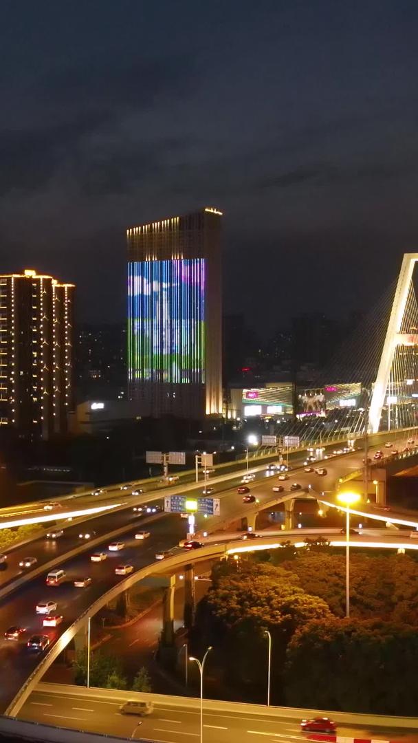 航拍风景城市夜景立体交通道路夜景川流不息城市交通堵塞材料视频的预览图