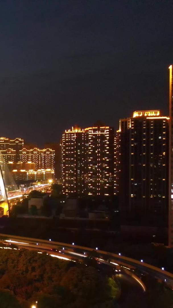 航拍风景城市夜景立体交通道路夜景川流不息城市交通堵塞材料视频的预览图