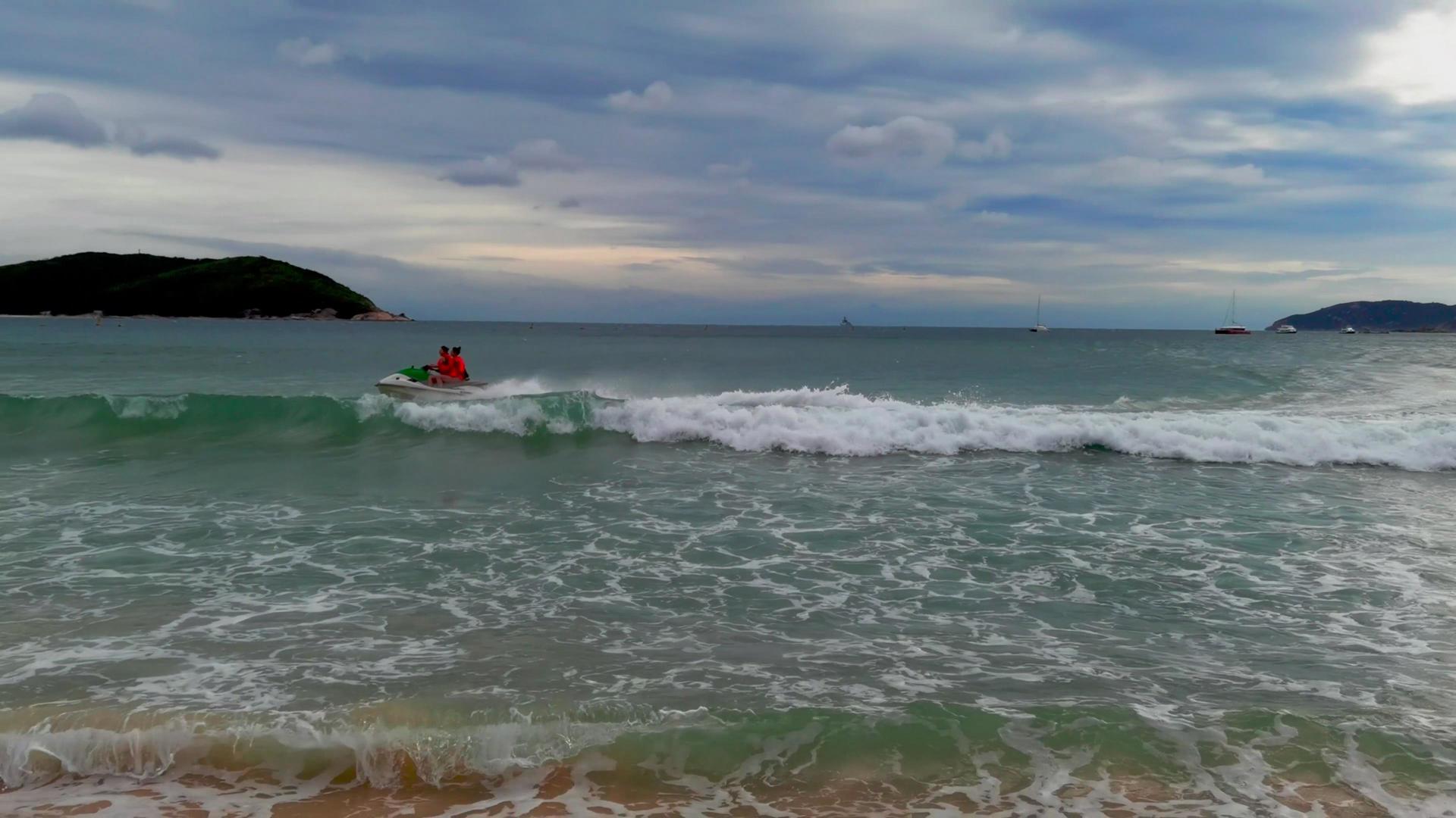 4K三亚沙滩边大海中摩托艇运动视频素材视频的预览图
